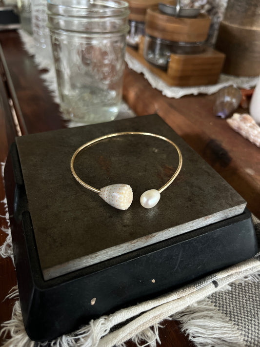 Hawaiian Cone Shell X Pearl Cuff MTO