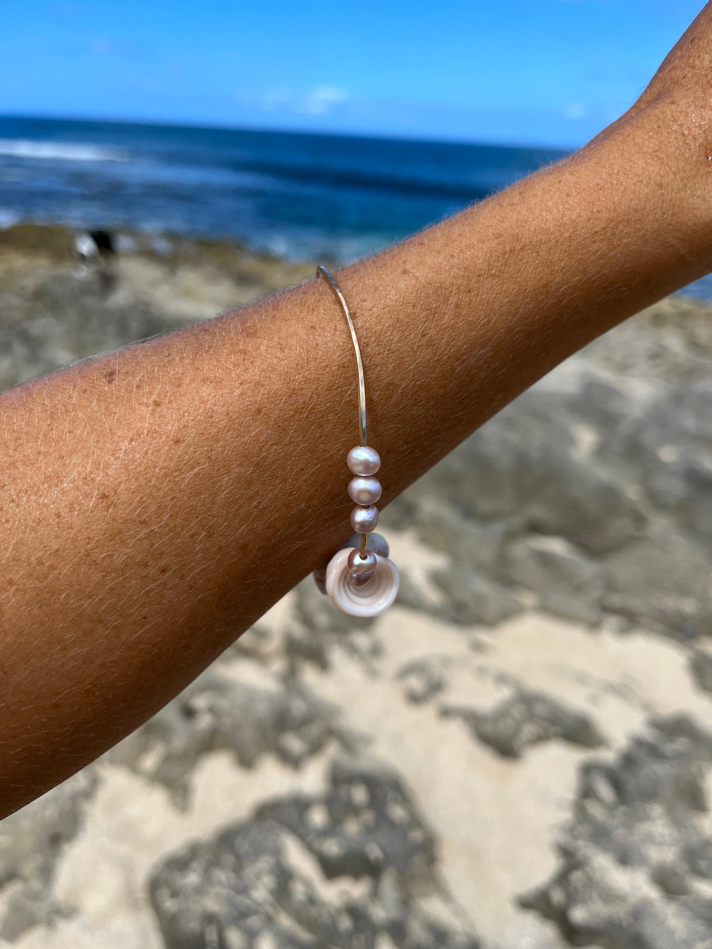 Hawaiian Puka Shell x Pearl Bangle