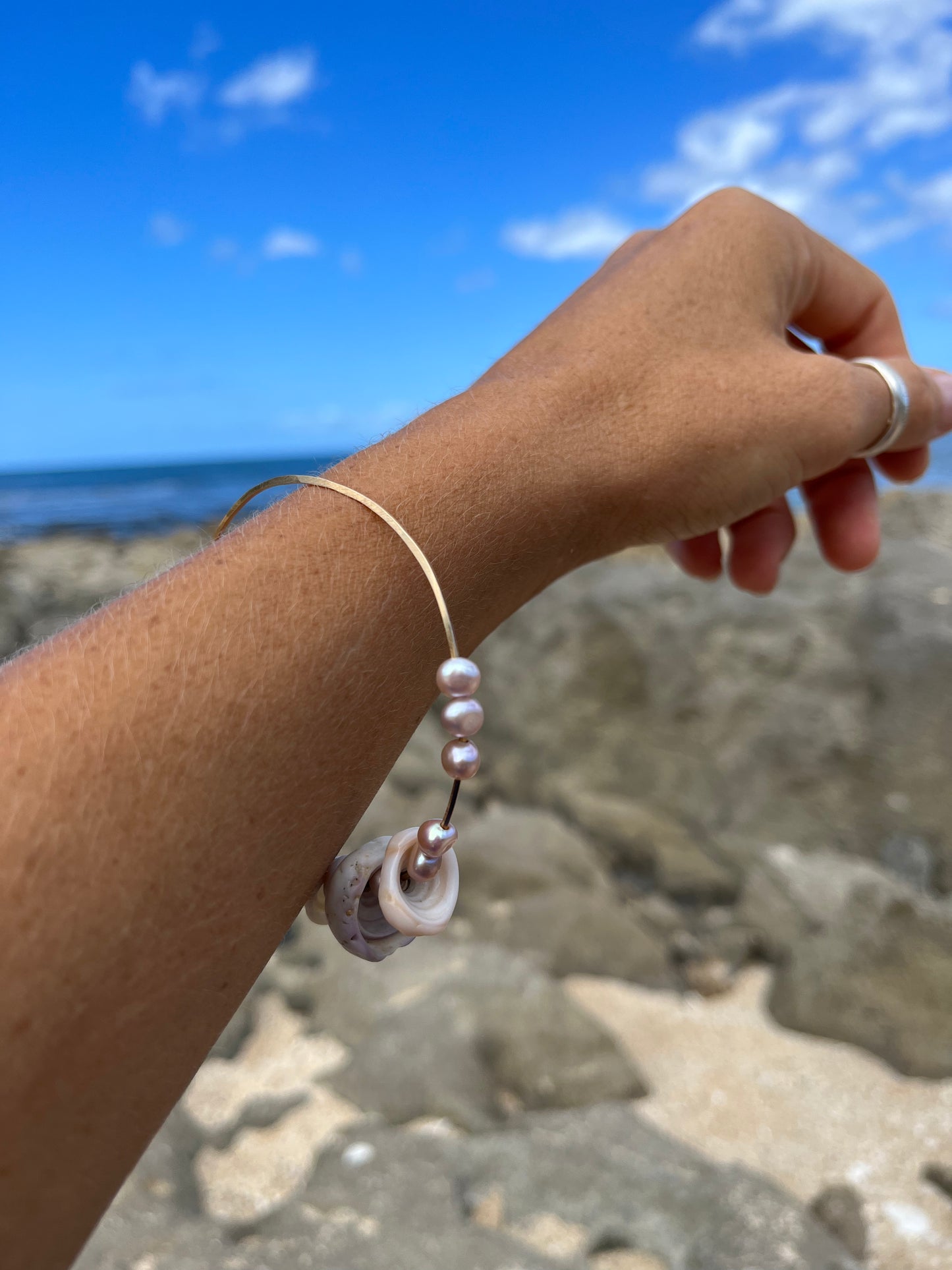 Hawaiian Puka Shell x Pearl Bangle