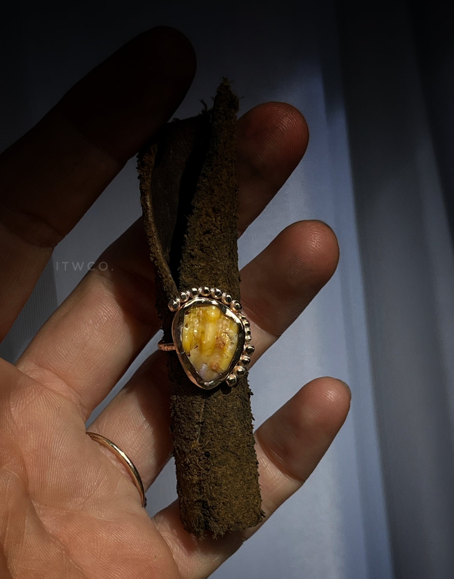 Sunrise Shell Chip Pinky / Midi Ring